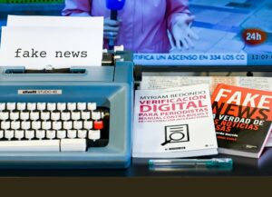 Como imagen destacada para este texto sobre cómo detectar 'fake news' o noticias falsas tenemos una fotografía en la que se Ben revistas sobre el tema y una hoja en una máquina de escribir con el concepto escrito.