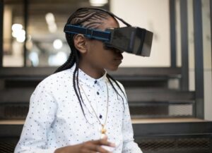 Como imagen destacada para este texto sobre el metaverso, tenemos una fotografía en la que vemos a un niño con unos lentes de realidad virtual puestos.