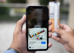 El termino phygital es una tendencia global en la que se aprovecha lo mejor del mundo digital y físico para favorecer en consumo, como imagen destacada para este texto al respecto, tenemos una fotografía en la vemos un celular sostenido por una mano, que en la pantalla muestra un articulo que ha escaneado.