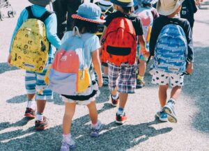 Como imagen destacada para esta nota sobre que Profeco lanza su Guía de Regreso a Clases 2022 tenemos una fotografía de niños de espaldas, caminando con sus mochilas.