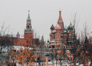 Para esta nota sobre que el proyecto de Rusia de una nueva ley para incautar activos de empresas occidentales ha sido puesta en pausa, tenemos una fotografía en la que se ve el Kremlin de Moscú.