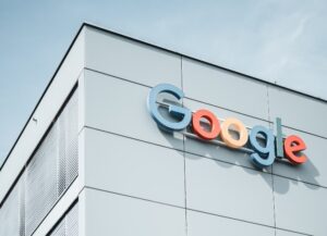 Como imagen destacada para este texto sobre la multa que impuso Italia a Google por la publicidad de apuestas, tenemos una imagen en la que vemos el logo de google sobre un edificio.