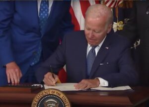 En esta imagen destacada vemos a Biden firmando la ley de reducción de inflación.