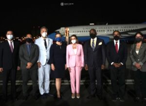 Nancy Pelosi, presidenta de la Cámara de Representantes de EU, llegó a Taiwán y como imagen destacada para la nota al respecto, tenemos una fotografía de la funcionaria junto con su comisión, integrada por otras seis personas, en la pista de aterrizaje.