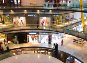 Como imagen destacada para este texto de cómo el cross selling puede aumentar las ventas de las franquicias tenemos la fotografía del interior de un centro comercial.