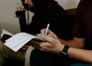 Como imagen destacada para este texto titulado: 3 expertos hablan sobre franquicias, tenemos una fotografía en la que vemos a una mano tomando notas en una libreta.