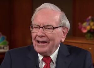 La filosofía "al revés" de Warren Buffett no solo es una estrategia de negocio sino la forma de vida del magnate; como imagen destacada para nuestro texto al respecto, tenemos una fotografía de él. Es un hombre blanco, mayor, de pelo canosos y con lentes.