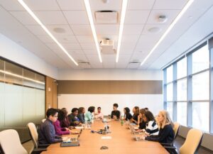 Como imagen destacada para este texto titulado: ¿Qué son los intraemprendedores?, tenemos una fotografía de un equipo de trabajo en una sala de juntas.
