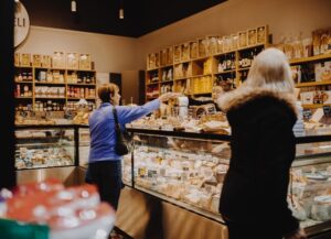 Como imagen destacada para este texto titulado: Fintech y otras opciones de financiamiento para las pymes, tenemos una fotografía en adentro de un negocio.