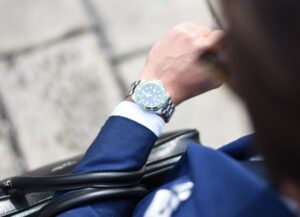 Como imagen destacada para este texto titulado: La regla de las 5 horas de las personas exitosas, tenemos una fotografía de un hombre en traje observando su reloj de mano.