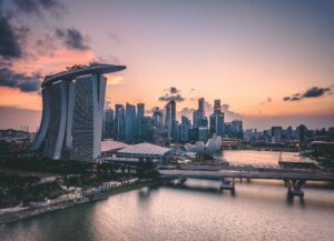 Como imagen destacada para esta nota titulada: Nuevas reglas para atraer talento extranjero a Singapur, tenemos una fotografía desde las alturas de Singapur.