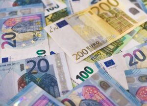 Como imagen destacada para este texto sobre Los riesgos para los bancos de la eurozona tenemos la fotografía de billetes de euros de diferentes denominaciones.