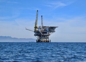 Para esta nota sobre los robos a las plataformas de Pemex tenemos una imagen destacada de una plataforma petrolera en el mar.