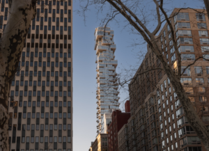 Gustavo Arnal, director financiero de Bed Bath & Beyond murió, luego de saltar desde el rascacielos Tribeca, conocido como la torre Jenga. Como imagen destacada tenemos una fotografía De la Torre que se ubica en Nueva York.