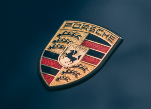 Como imagen destacada para este texto titulado: Plan histórico de Volkswagen para salida a bolsa de Porsche, tenemos el escudo que sirve de logo para la marca de autos deportivos.