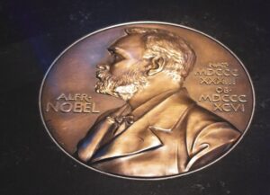 Premio Nobel de Economía 2022 para 3 economistas de EU