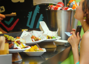Las estrategias de venta cruzada, conocida como 'cross selling', son operaciones para aumentar las ventas de un negocio como las franquicias. Como imagen destacada tenemos la fotografía de una barra de un establecimiento de comida.