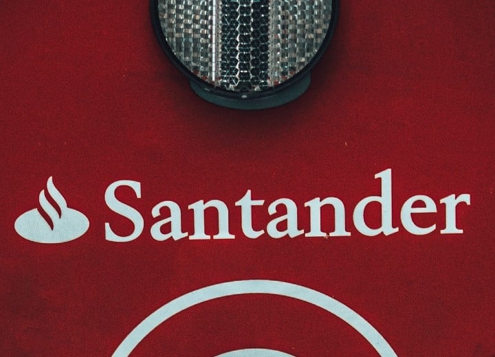 Santander aprueba desliste de sus acciones en la BMV