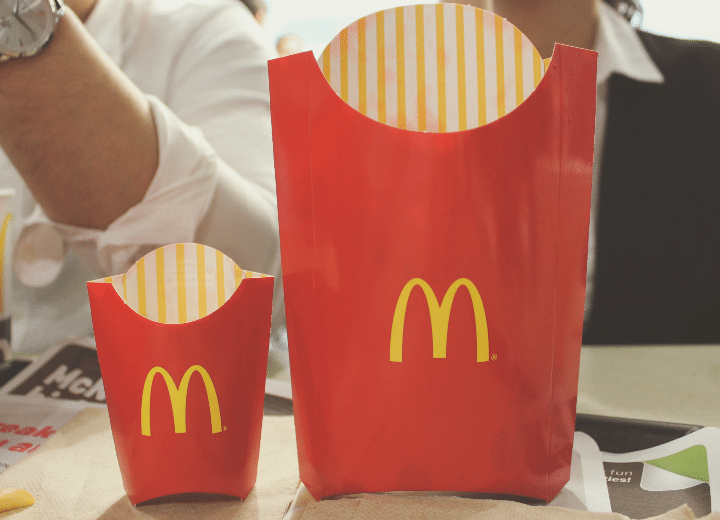 Como imagen destacada para este texto sobre la desaparición de McDonald's de Kazajistán, tenemos una fotografía en la que se ve un par de paquetes vacías de sus papas fritas.