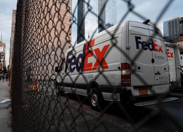 FedEx reducirá sus puestos directivos