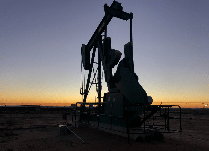 Como imagen destacada para este texto sobre el hallazgo de un yacimiento de petróleo en México, tenemos una fotografía ilustrativa de una grúa para petróleo.