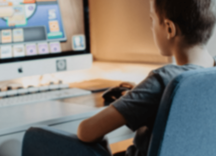 Como imagen destacada para este texto en el que hablamos de niñas y niños emprendedores, tenemos una una fotografía donde vemos a un niño frente a una pantalla de computadora que está manipulando.