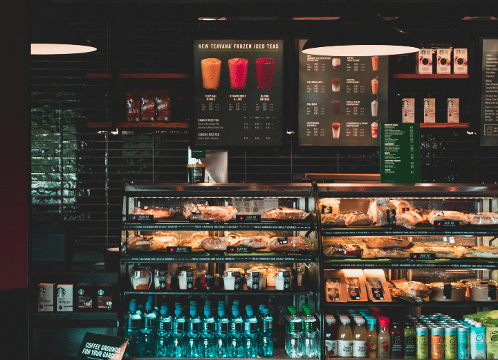 Como imagen destacada para este texto en el que hablamos de que Starbucks superó las estimaciones de Wall Street, tenemos una fotografía del interior de una sucursal de la cadena de cafeterías, donde se observan los mostradores de sus alimentos fríos.