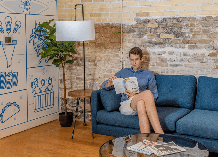 Como imagen destacada para este texto titulado: 5 estrategias de crecimiento para startups, tenemos una fotografía ilustrativa de un hombre sentado en lo que parece ser una sala dentro de una empresa de este tipo.