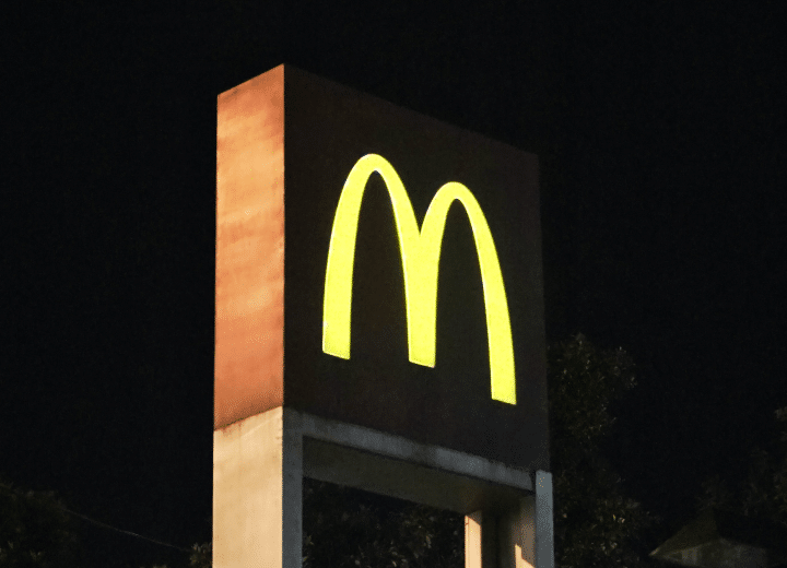 Como imagen destacada para este texto titulado: McDonald's China busca recaudación millonaria, tenemos una fotografía ilustrativa del logo de ma marca en un letrero luminoso.