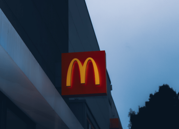 Revelan agresiones y racismo en McDonald’s