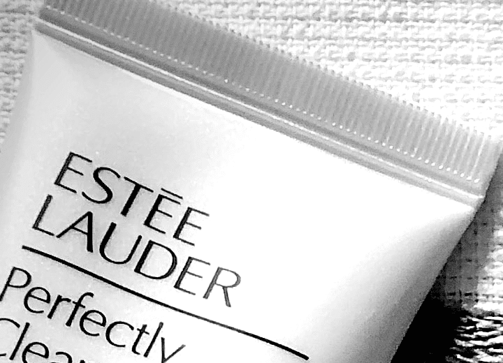 Como imagen destacada para este texto titulado: Estee Lauder modera sus expectativas, tenemos una fotografía ilustrativa donde se lee el nombre de la marca en el recipiente de una crema.