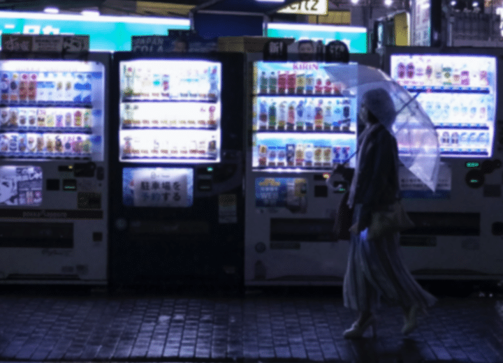 Como imagen destacada para este texto titulado: Máquinas vending: innovación y oportunidad, tenemos una fotografía ilustrativa donde se ve una mujer caminando frente a cuatro de estas máquinas expendedoras.