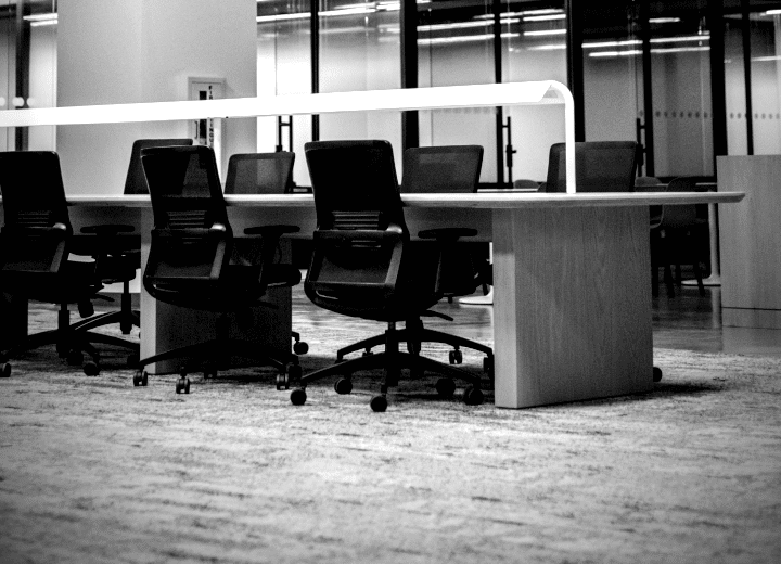 Como imagen destacada para este texto titulado: STPS, SAT y derechos laborales, tenemos una fotografía ilustrativa de una oficina en blanco y negro.