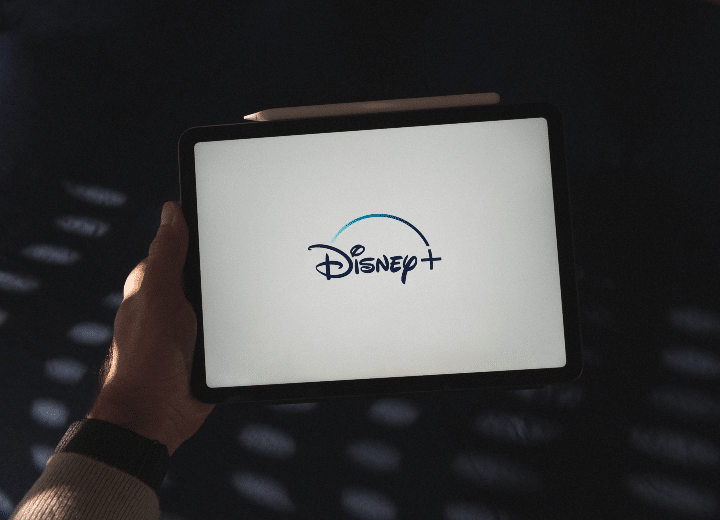Como imagen destacada para este texto titulado: Charter y Disney: choque por la TV, tenemos una fotografía ilustrativa de una pantalla en la que se ve el logo sobre fondo blanco.