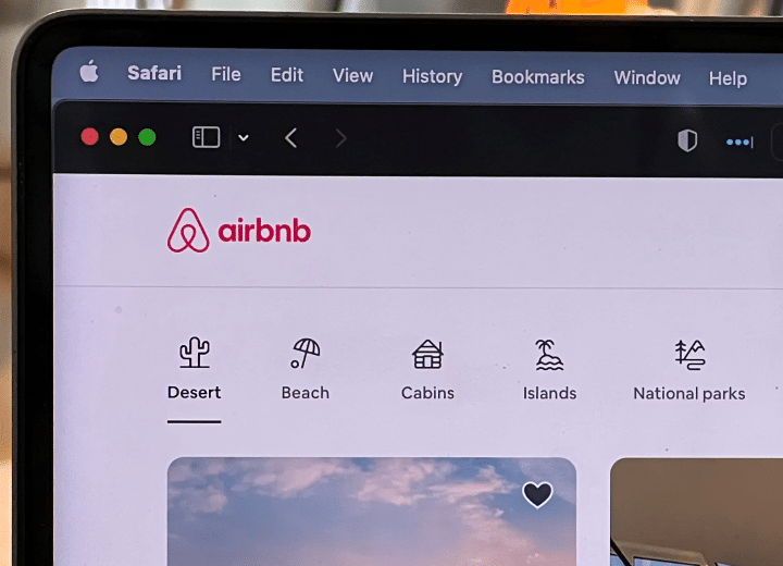 Como imagen destacada para este texto titulado: Desafíos legales: Airbnb en el S&P 500, tenemos una fotografía ilustrativa de una computadora donde se está navegando en el sitio.