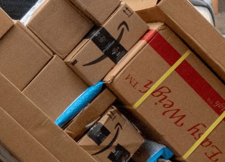 Como imagen destacada para este texto titulado: Expansión de Amazon en México, tenemos una fotografía ilustrativa donde se ven varias cajas apiladas, entre ellas, dos con el logo de Amazon.