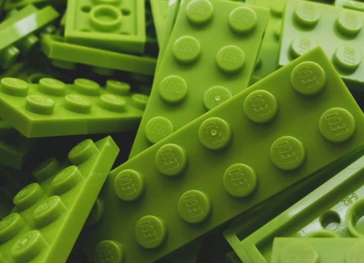 Como imagen destacada para este texto titulado: Lego abandona plan de plásticos sostenibles, tenemos una fotografía ilustrativa en donde se ven diversas piezas del juguete en color verde.