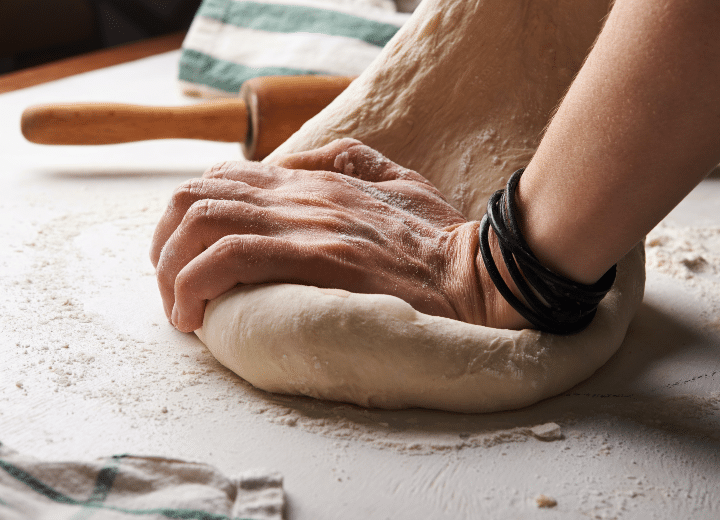 Como imagen destacada para este texto titulado: negocio desde casa, tenemos una fotografía ilustrativa donde se ven un par de manos amasando una maza para lo que parece será una pizza.