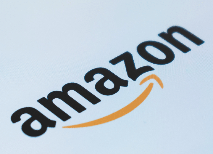 Como imagen destacada para este texto titulado: Bezos vende acciones de Amazon, tenemos una fotografía ilustrativa donde se ve el logo.