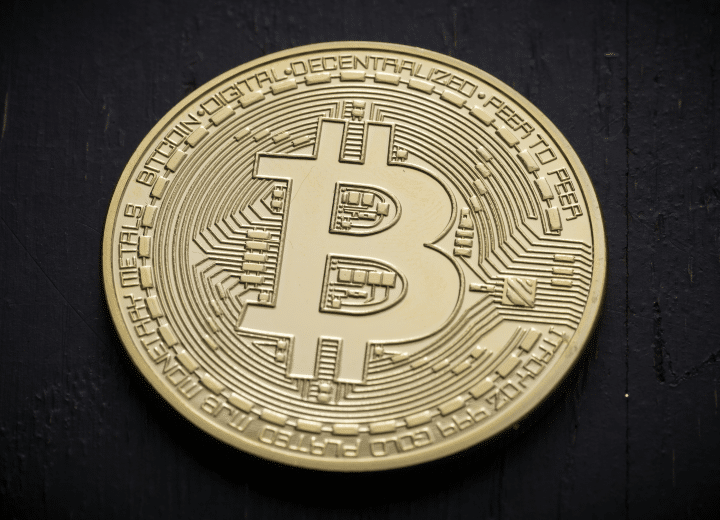 Como imagen destacada para este texto titulado: Bitcoin alcanzan nuevos máximos, tenemos una fotografía ilustrativa donde se ve una moneda