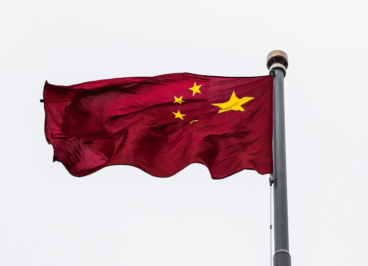 Como imagen destacada para este texto titulado: China establece objetivo de crecimiento económico, tenemos una fotografía ilustrativa de su bandera ondeando