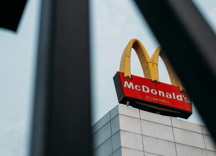 Como imagen destacada para este texto titulado: McDonald's enfrenta tendencia a la baja en ventas, tenemos una fotografía ilustrativa donde se ve el logo