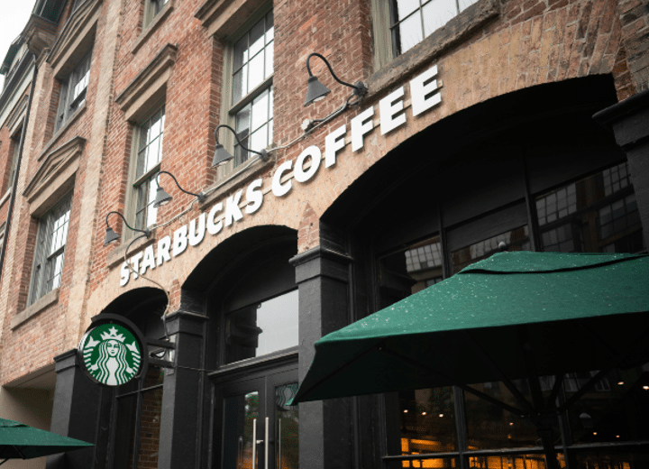 Como imagen destacada para este texto titulado: ¿CuÁnto cuesta una franquicia de Starbucks?, tenemos una fotografía ilustrativa del exterior de una sucursal de la tienda.