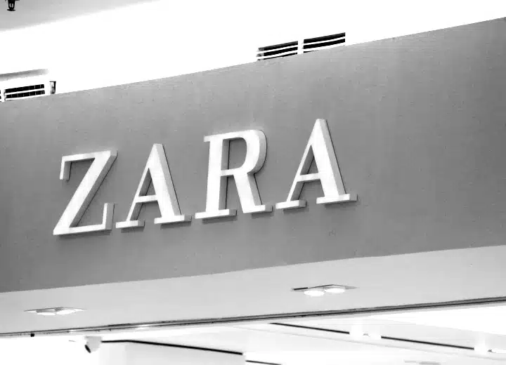 Como imagen destacada para este texto titulado: Inditex regresa a Venezuela con Zara como franquicia, tenemos una fotografía ilustrativa del exterior de una sucursal de la tienda.