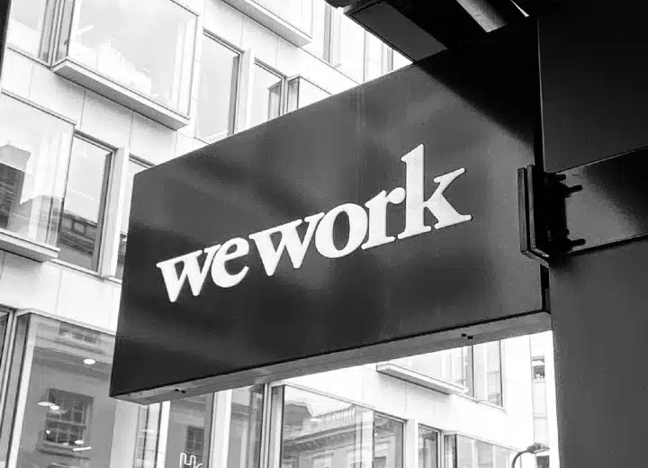 Como imagen destacada para este texto titulado: WeWork rechaza la oferta de Neumann y avanza con acuerdo, tenemos una fotografía ilustrativa donde se ve un letrero con el logo de su logo.