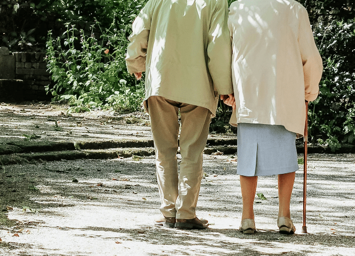 Como imagen destacada para este texto titulado: Comisión aprueba expropiar fondos no reclamados en Afores, tenemos una fotografía ilustrativa de un par de personas mayores de espaldas, quienes caminan de la mano