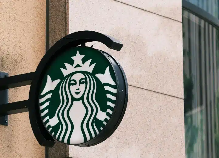 Como imagen destacada para este texto titulado: Acciones de Starbucks caen a su nivel más bajo en dos años, tenemos una fotografía ilustrativa del logo