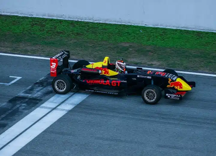 Como imagen destacada para este texto titulado: Adrian Newey deja Red Bull, rumbo al RB17, tenemos una fotografía ilustrativa de un auto de la F1