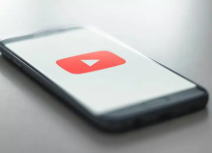 YouTube lanza notas para clarificar contenido de videos