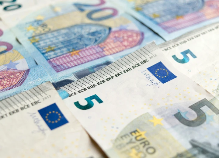 UE extiende límites de tarifas de Visa y Mastercard hasta 2029